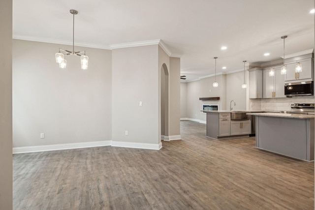 kitchen with sink, tasteful backsplash, decorative light fixtures, appliances with stainless steel finishes, and gray cabinets