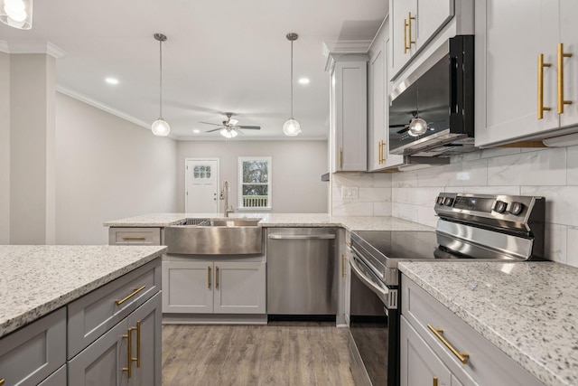 kitchen with sink, crown molding, hanging light fixtures, appliances with stainless steel finishes, and gray cabinets