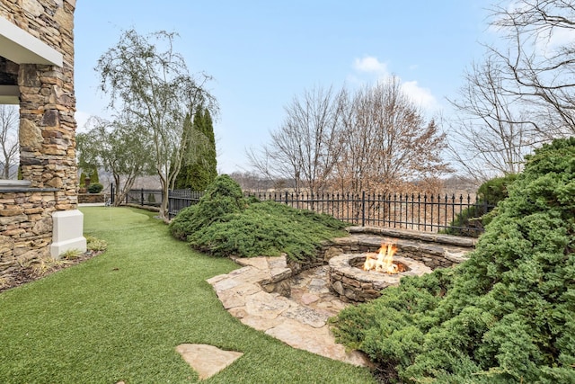 view of yard featuring an outdoor fire pit