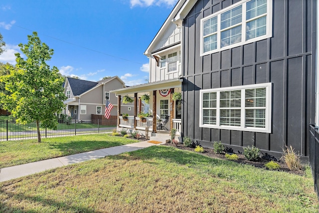 view of front of house featuring a porch and a front lawn