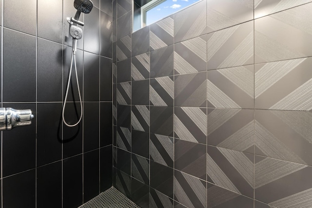 room details featuring a tile shower