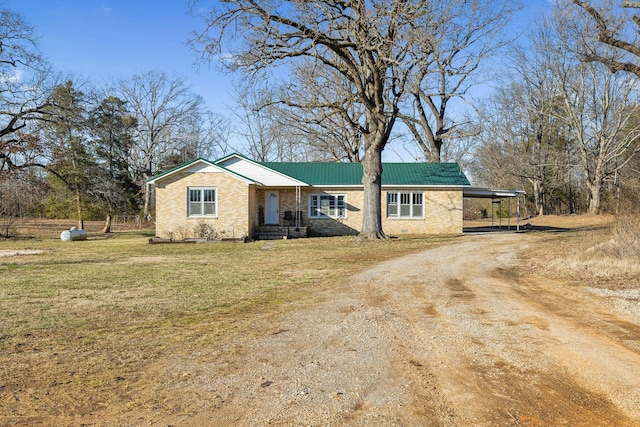 view of front of house featuring a carport and a front lawn