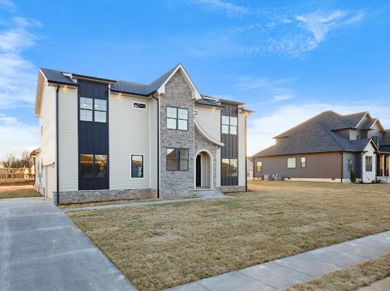 view of front of home featuring a front yard