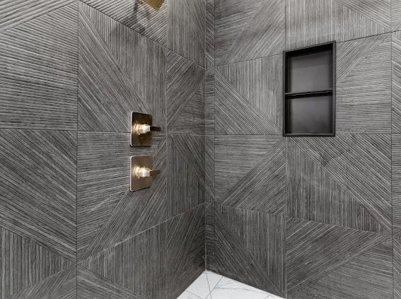 room details featuring a tile shower