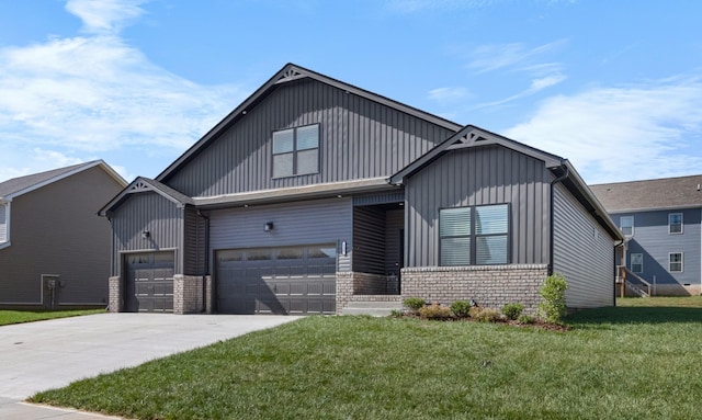 view of front facade featuring a garage and a front yard