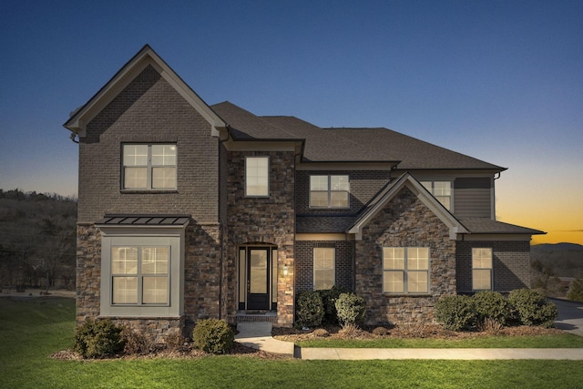 view of front of home featuring a lawn