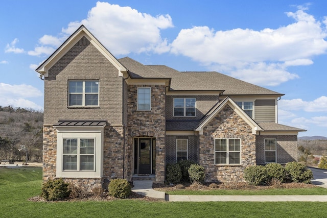 craftsman-style house featuring a front lawn