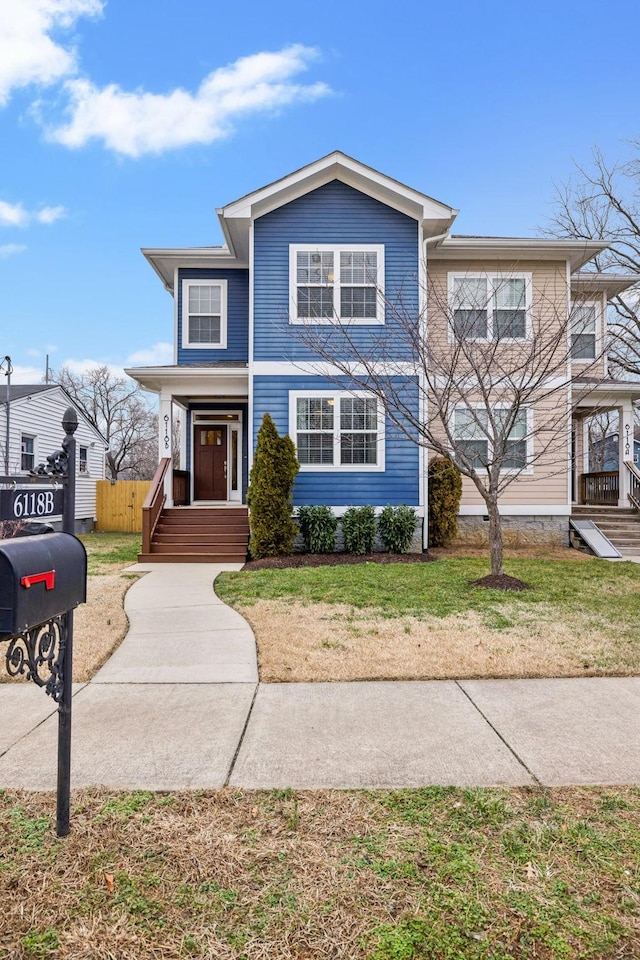 view of front of property featuring a front yard