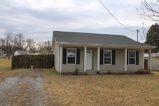 view of front of property featuring a front lawn