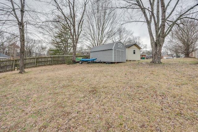 view of yard featuring a storage unit