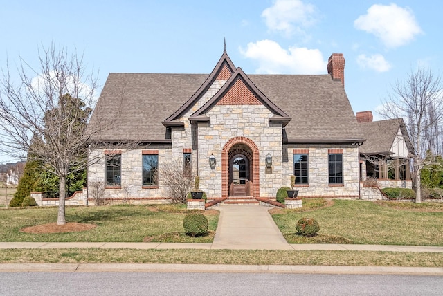 view of front of property featuring a front lawn