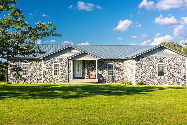 single story home with a front lawn