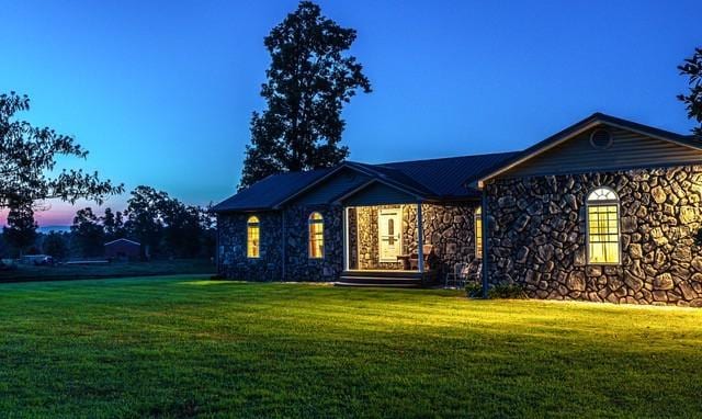 view of front facade with a lawn