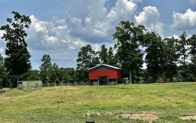 view of yard featuring an outdoor structure and a rural view