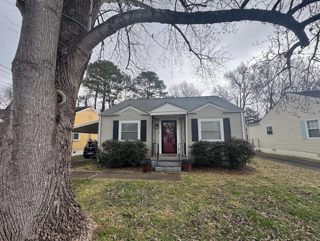 view of front of property with a front yard