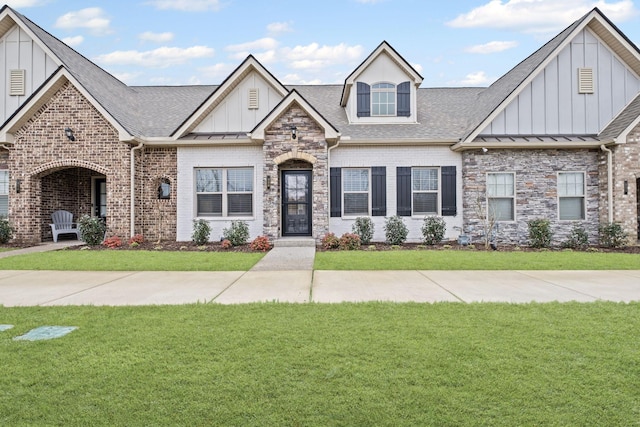 view of front facade featuring a front lawn