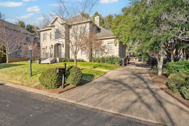 view of front of house featuring a front lawn