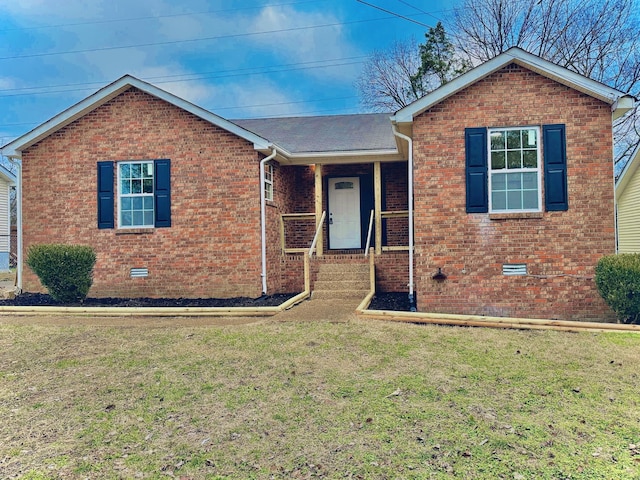 view of front of house featuring a front lawn