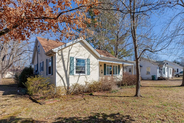 view of front of home featuring a front yard