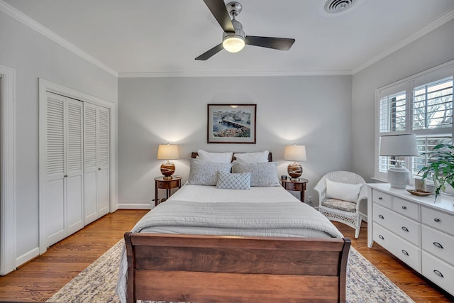 bedroom featuring ornamental molding, light hardwood / wood-style floors, and ceiling fan