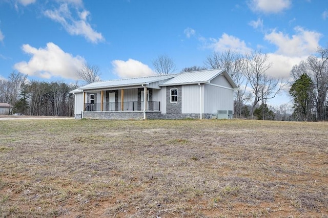 ranch-style house featuring a front yard and covered porch