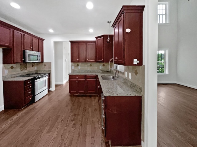 3047 Dogwood Trl, Spring Hill, TN 37174 - kitchen featuring appliances with stainless steel finishes, a sink, dark wood-style floors, decorative backsplash, and recessed lighting