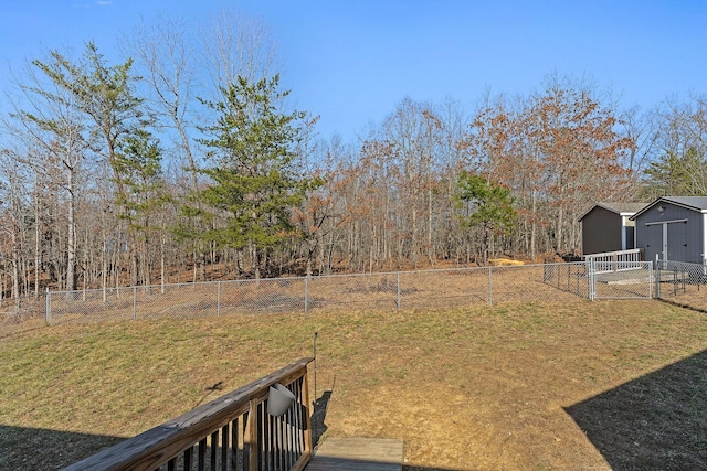 view of yard featuring a storage shed