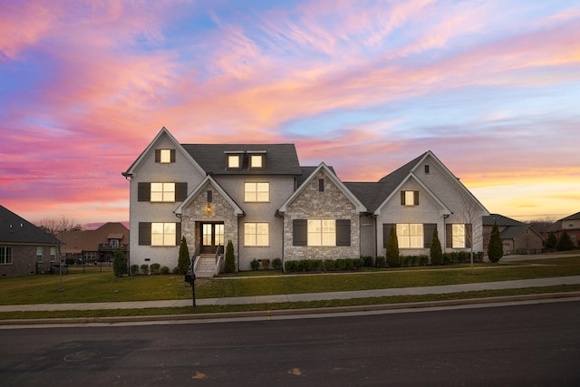 view of front of house featuring a lawn