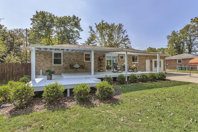 view of front facade featuring a front lawn