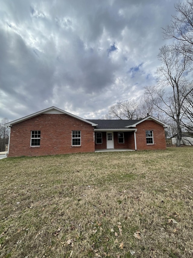 view of front facade featuring a front lawn