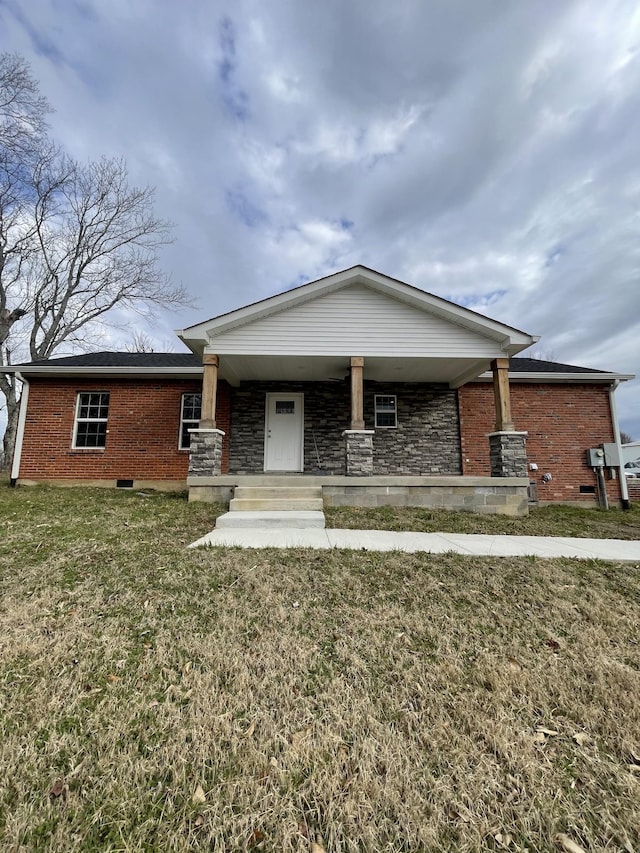 view of front facade with covered porch and a front lawn