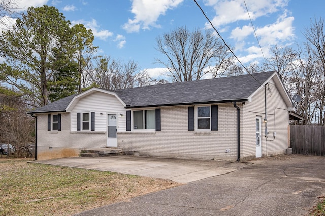 single story home featuring a front lawn