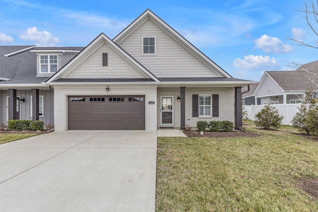 view of front of property featuring a front lawn