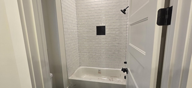 bathroom with tiled shower / bath combo