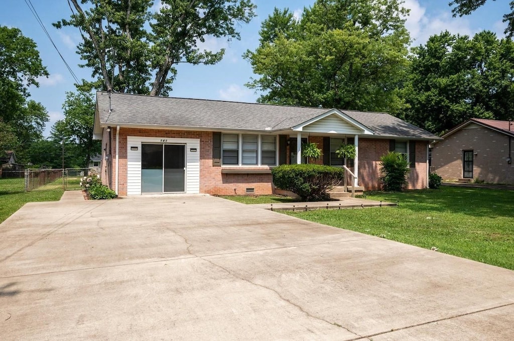 single story home with a front yard