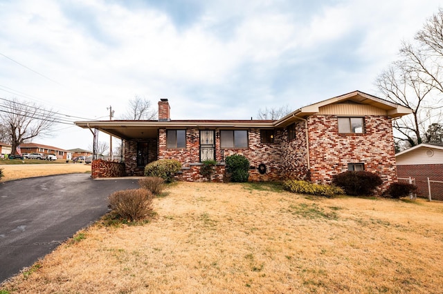 view of front of home featuring a carport and a front yard