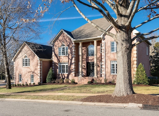 view of front facade with a front lawn