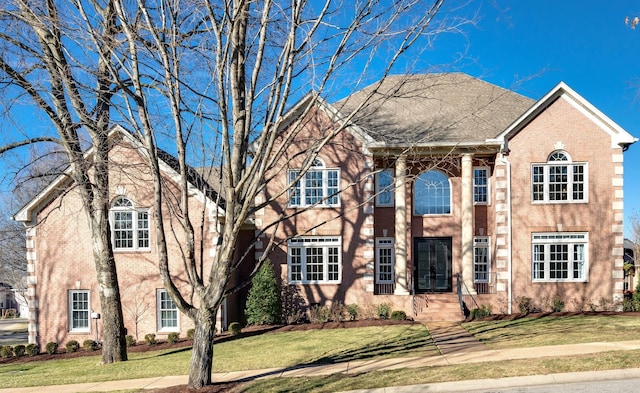 view of front facade with a front lawn