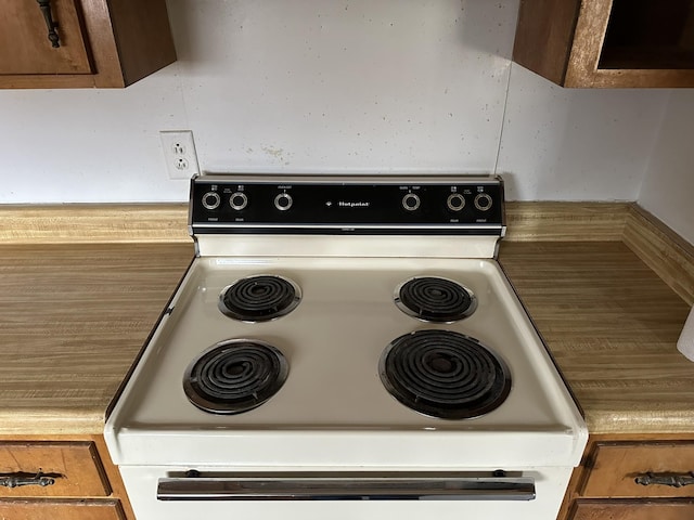 room details featuring electric stove