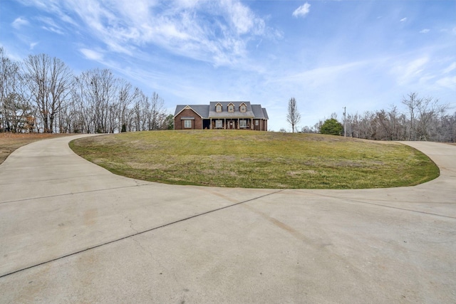 view of front of property featuring a front yard