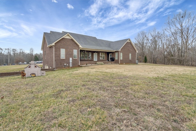 view of front of home featuring a front lawn