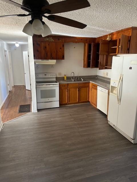 kitchen featuring sink, white appliances, dark hardwood / wood-style floors, and ceiling fan