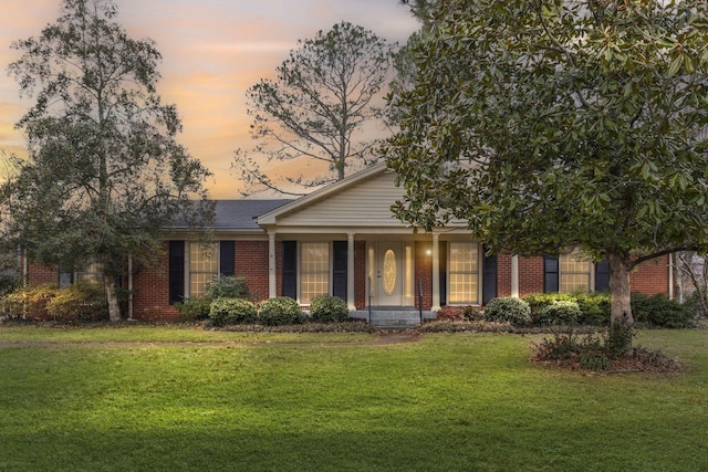 view of front of house featuring a yard