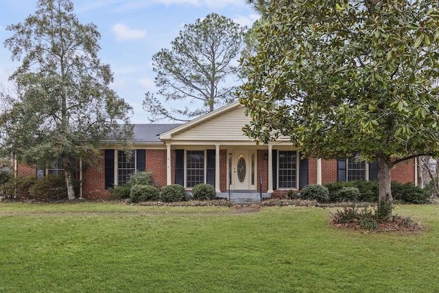 view of front of house featuring a front lawn