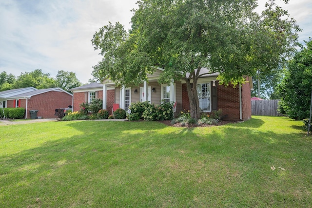 view of front facade featuring a front yard