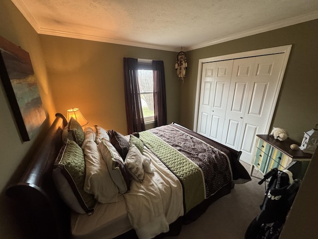 bedroom featuring crown molding, a closet, carpet flooring, and a textured ceiling