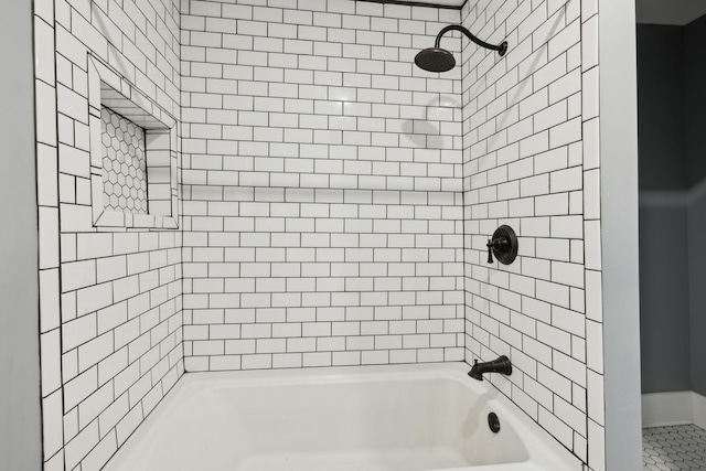 bathroom featuring tiled shower / bath