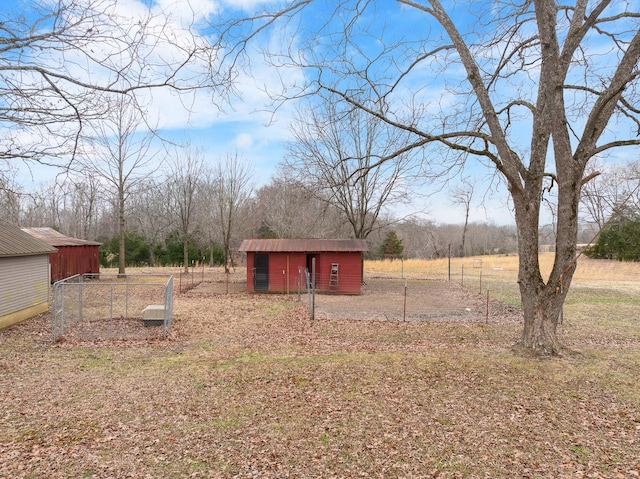 view of yard featuring an outdoor structure