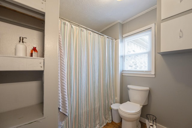 bathroom featuring crown molding, toilet, a textured ceiling, and shower / bath combo