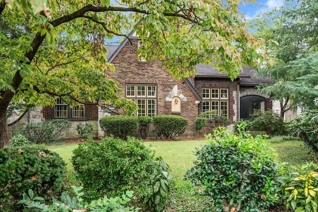 view of front of property with a front lawn